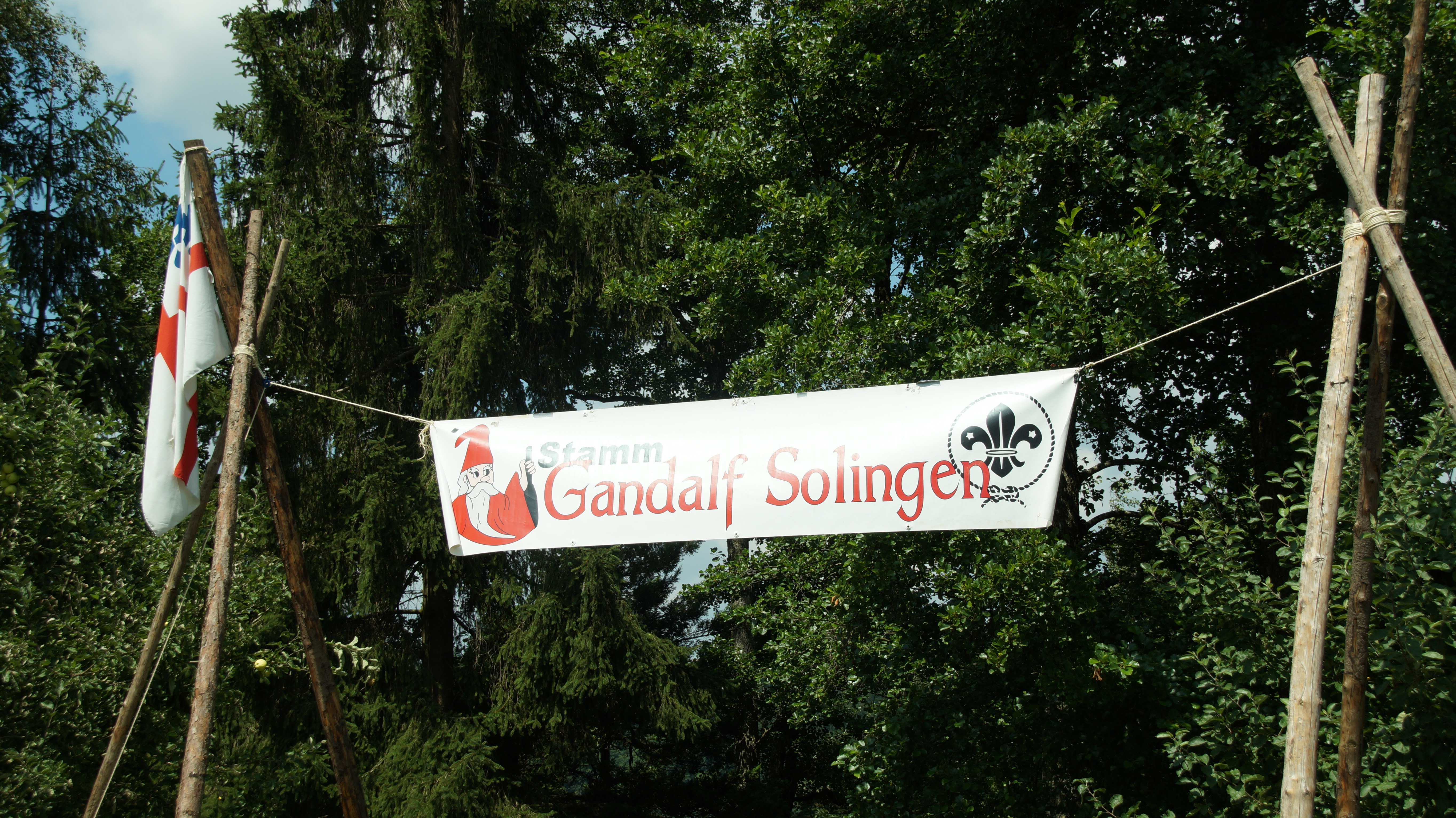 Stammesbanner an einem Bannermast